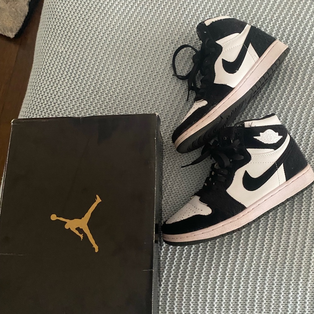 SELLING GREAT CONDITION PANDA JORDANS